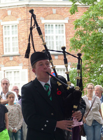 Piper playing lament