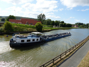 Barge on canal nr Aire-watten