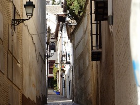 narrow street up to Muslim quarter