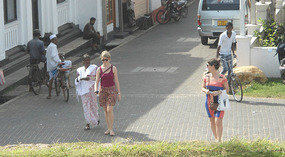 Nellie & Leesa fleeing from the Gypsy hawkers