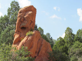 See old guy with mouth open in tall rock? (GotG)