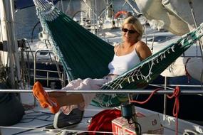 4. Blond, hangmat, boot en vrouw!
