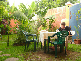 Studying spanish in the backyard at Casa Frolaz