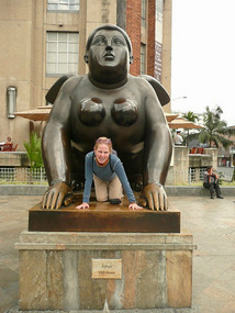 Lyndi impersonating a Botelo sculpture