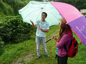 Ignacio and his parasol explaining coffee
