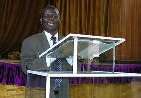 03 Eliphazi Salawila giving announcements